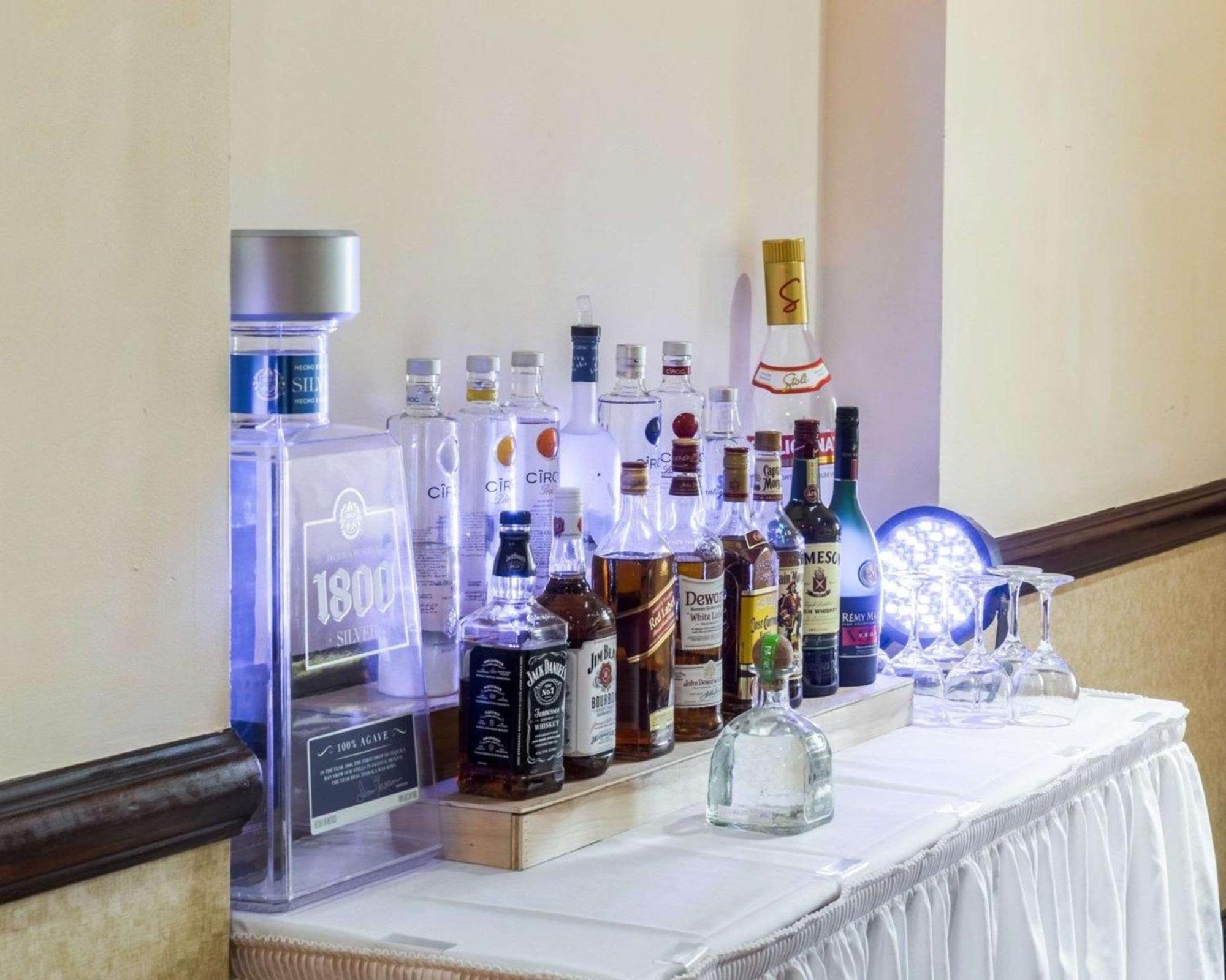 Clarion Hotel Somerset - New Brunswick Bagian luar foto