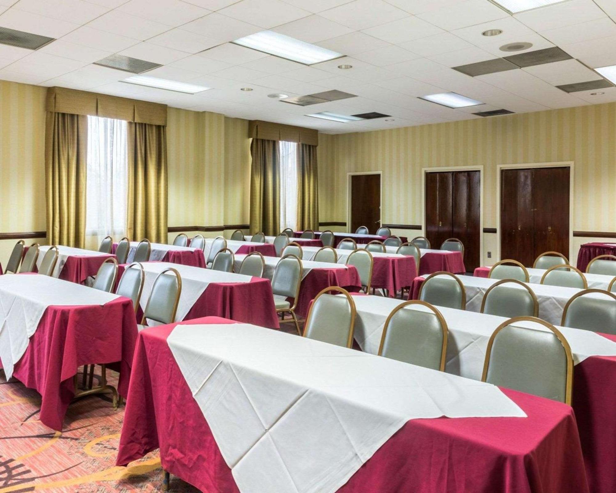 Clarion Hotel Somerset - New Brunswick Bagian luar foto