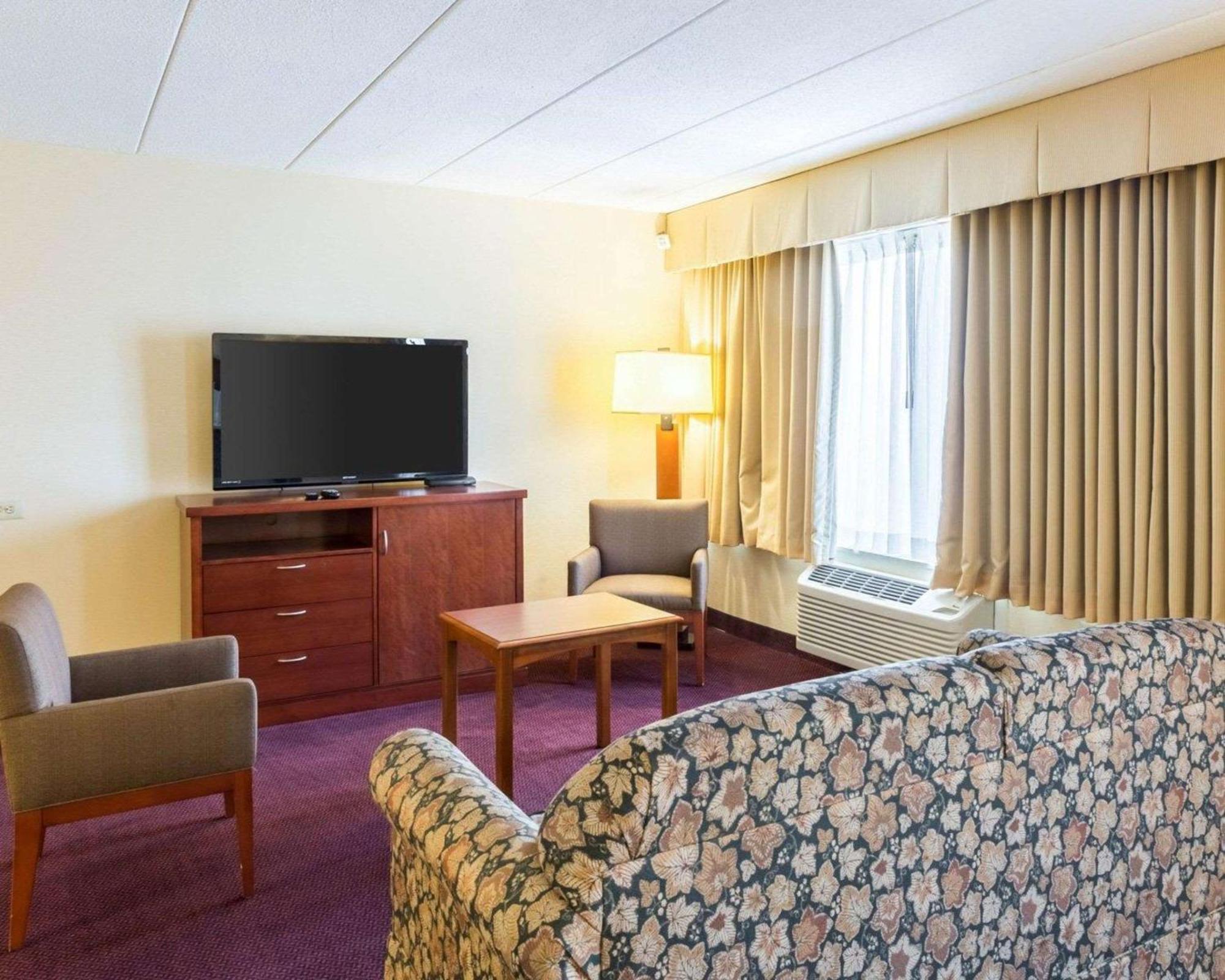 Clarion Hotel Somerset - New Brunswick Bagian luar foto